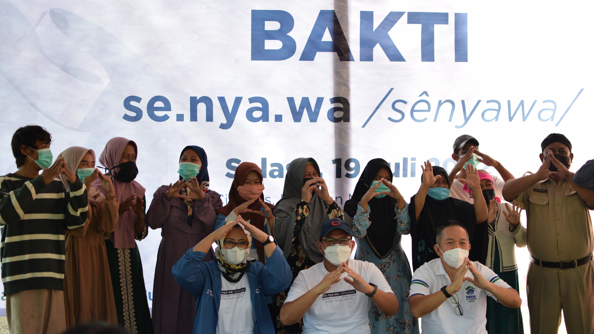 Mind ID Invites Employees to Paint Houses and Holds a Clean and Healthy Life Training with Habitat Indonesia.