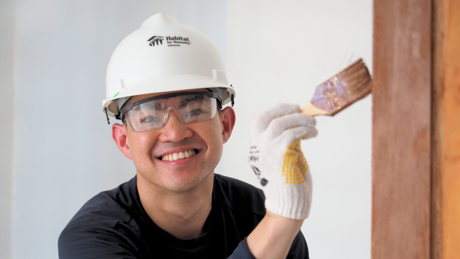 Volunteers from IES Jakarta painting homes during the Building Hearts event in Margamulya Village, Tangerang.