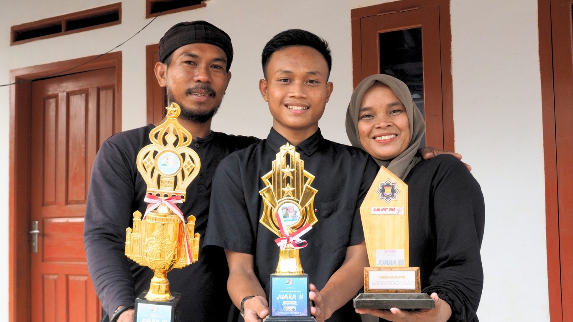 Cupyadi and his family in front of their new, safe, and comfortable home in Margamulya Village, Tangerang Regency.