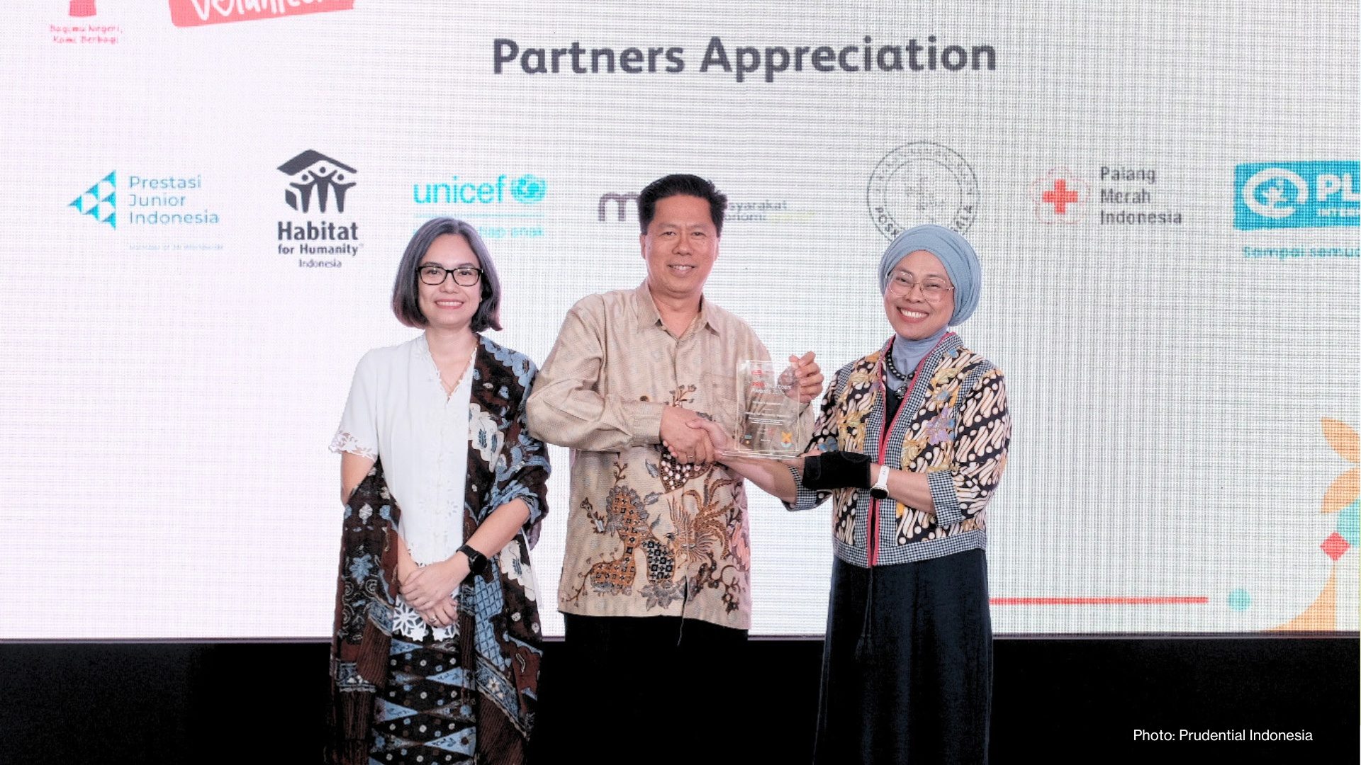 Mrs. Indrijati Rahayoe presenting the CSR Partners Award to Mr. Susanto.