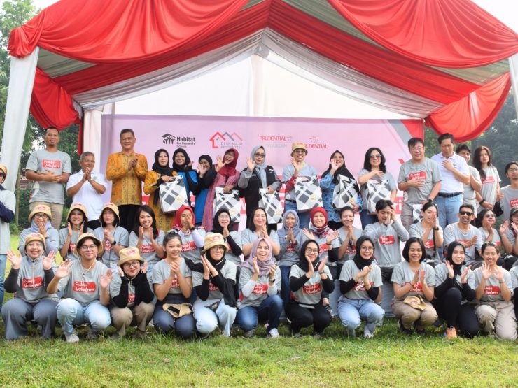 Kegiatan PRUVolunteers & Bazar Gembira UMKM di Desa Gunung Putri yang diadakan oleh Habitat for Humanity Indonesia dan Prudential.