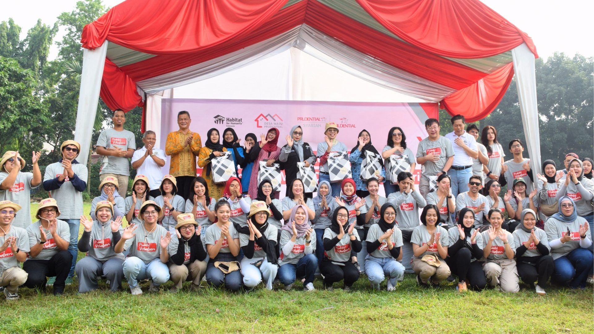 PRUVolunteers painting facilities at the PRUVolunteers & MSMEs Bazaar 2024 in Gunung Putri, Bogor.