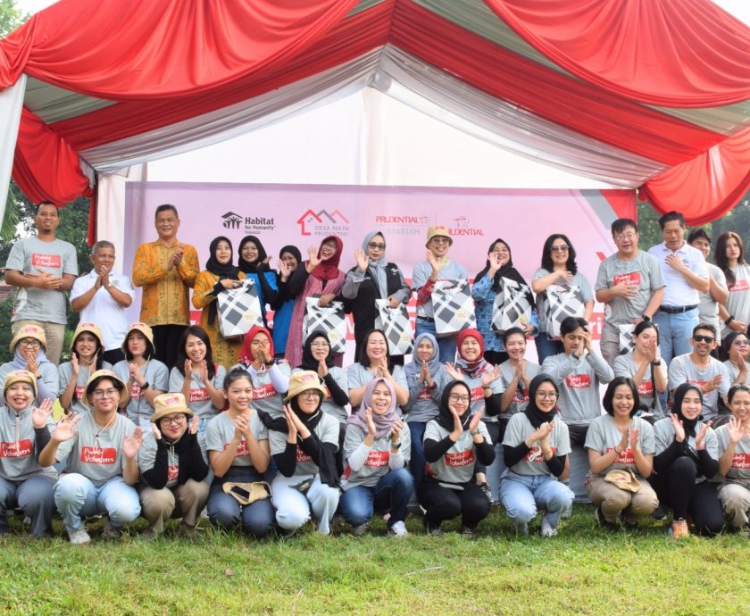 PRUVolunteers painting facilities at the PRUVolunteers & MSMEs Bazaar 2024 in Gunung Putri, Bogor.