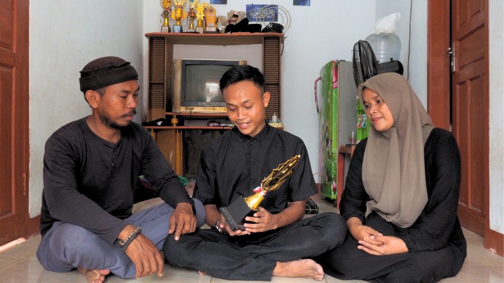 Cupyadi bersama keluarganya di rumah layak huni baru mereka yang dibangun oleh Habitat for Humanity Indonesia.